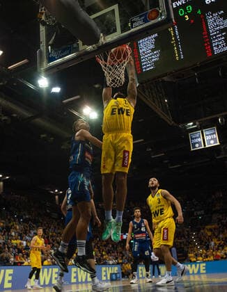 GER, Basketball,easyCredit BBL, EWE Baskets Oldenburg vs ALBA Berlin 17.10.2021, EWE Arena, Oldenburg, GER, easyCredit BBL, EWE Baskets Oldenburg vs ALBA Berlin, im Bild zum Dunking Martin BREUNING ( EWE Baskets Oldenburg 12 ) Oscar daSILVA ( ALBA Berlin 1 )