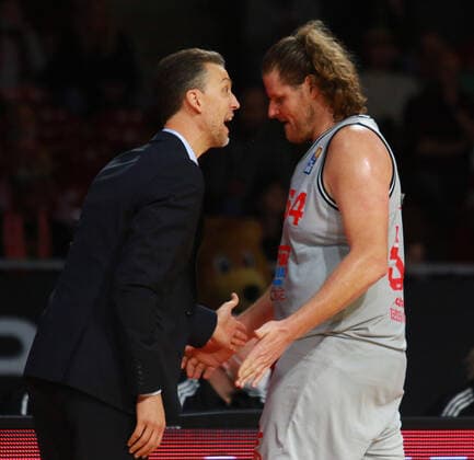 Trainer Pete Strobl und 54 John Bryant (Giessen) Basketball BBL FC Bayern München vs. Giessen 46ers, im Audi Dome am 17.10.2021 FOTO: Mladen Lackovic LakoPress