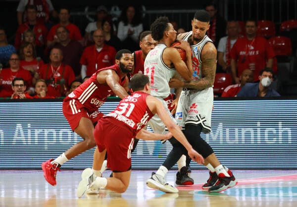 31 Zan Mark Sisko, 2 Corey Walden, 1 Deshaun Thomas (FCBB) rot, gegen Maximilian Begue und 11 Jalen Tate (Giessen) Basketball BBL FC Bayern München vs. Giessen 46ers, im Audi Dome am 17.10.2021 FOTO: Mladen Lackovic LakoPress