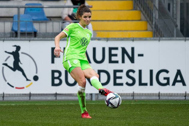 Dominique Janssen (Wolfsburg, 6) vor einer Werbebande mit der Aufschrift: Frauen-Bundesliga, Freisteller, Ganzkörper, Einzelbild, Aktion, Action, 17.10.2021, Sinsheim (Hoffenheim) (Deutschland), Fussball, Flyeralarm Frauen-Bundesliga, TSG 1899 Hoffenheim - VfL Wolfsburg, 17.10.2021, Sinsheim (Hoffenheim) (Deutschland), Fussball, Flyeralarm Frauen-Bundesliga, TSG 1899 Hoffenheim - VfL Wolfsburg, DFB DFL REGULATIONS PROHIBIT ANY USE OF PHOTOGRAPHS AS IMAGE SEQUENCES AND OR QUASI-VIDEO. *** Dominique Janssen Wolfsburg, 6 in front of a advertising hoarding with the inscription Frauen Bundesliga, crop, full body, single image, action, action, 17 10 2021, Sinsheim Hoffenheim Germany , football, Flyeralarm Frauen Bundesliga, TSG 1899 Hoffenheim VfL Wolfsburg, 17 10 2021, Sinsheim Hoffenheim Germany , Football, Flyeralarm Womens Bundesliga, TSG 1899 Hoffenheim VfL Wolfsburg, DFB DFL REGULATES PROHIBIT ANY USE OF PHOTOGRAPHS AS IMAGE SEQUENCES AND OR QUASI VIDEO xozx