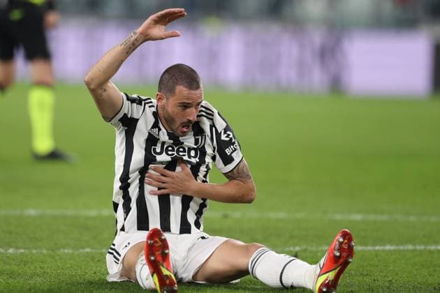 Bilder des Jahres 2021, Sport 10 Oktober Sport Themen der Woche KW41 Sport Bilder des Tages Turin, Italy, 17th October 2021. Leonardo Bonucci of Juventus reacts after becoming winded as he was struck in the chest by a shot form Nicolo Zaniolo of AS Roma during the Serie A match at Allianz Stadium, Turin. Picture credit should read: Jonathan Moscrop Sportimage EDITORIAL USE ONLY. No use with unauthorised audio, video, data, fixture lists, club league logos or live services. Online in-match use limited to 120 images, no video emulation. No use in betting, games or single club league player publications. SPI-1241-0015