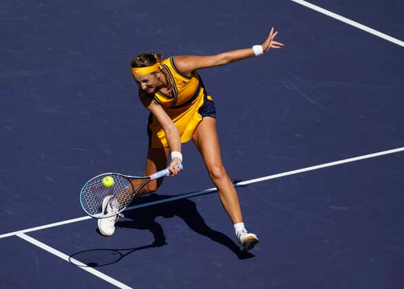 October 17, 2021 Victoria Azarenka of Belarus returns a shot against Paula Badosa of Spain during the finals of the 2021 BNP Paribas Open at Indian Wells Tennis Garden in Indian Wells, California. Mandatory Photo Credit : CSM Indian Wells United States of America - ZUMAc04_ 20211017_zaf_c04_011 Copyright: xCharlesxBausx