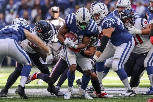 Sport Themen der Woche KW41 Sport Bilder des Tages October 17, 2021, Indianapolis, Indiana, U.S: Indianapolis Colts running back Nyheim Hines (21) is dragged down from behind on a run in the game between the Houston Texans and the Indianapolis Colts at Lucas Oil Stadium, Indianapolis, Indiana. Indianapolis U.S. - ZUMAs304 20211017_zaf_s304_059 Copyright: xScottxStuartx