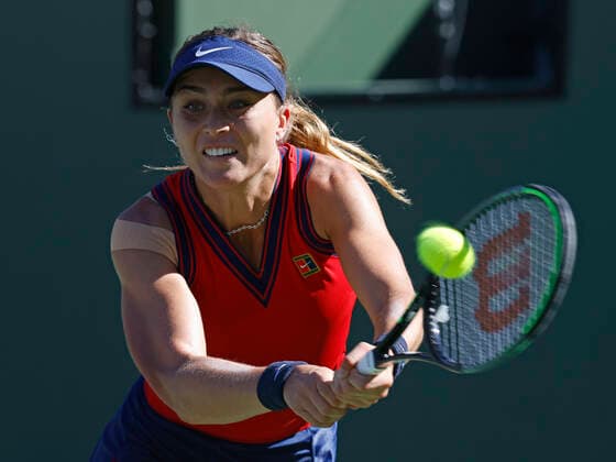 October 17, 2021 Paula Badosa of Spain returns a shot against Victoria Azarenka of Belarus during the finals of the 2021 BNP Paribas Open at Indian Wells Tennis Garden in Indian Wells, California. Mandatory Photo Credit : CSM Indian Wells United States of America - ZUMAc04_ 20211017_zaf_c04_067 Copyright: xCharlesxBausx