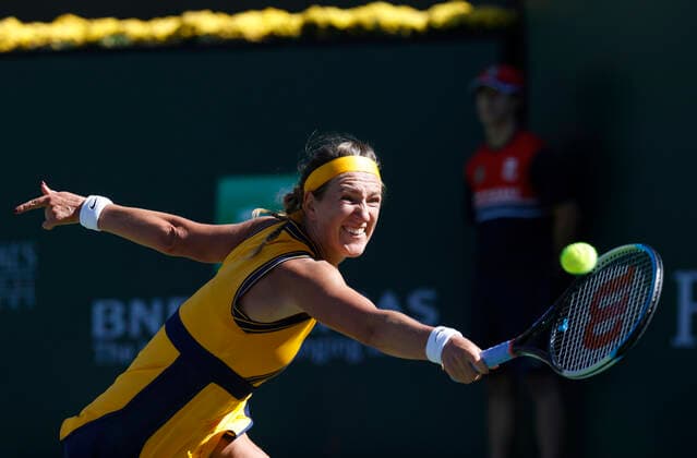 Sport Bilder des Tages October 17, 2021 Victoria Azarenka of Belarus returns a shot against Paula Badosa of Spain during the finals of the 2021 BNP Paribas Open at Indian Wells Tennis Garden in Indian Wells, California. Mandatory Photo Credit : CSM Indian Wells United States of America - ZUMAc04_ 20211017_zaf_c04_069 Copyright: xCharlesxBausx