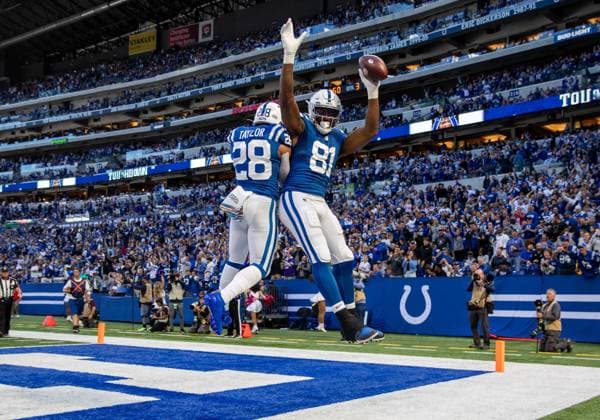 Bilder des Jahres 2021, Sport 10 Oktober Sport Themen der Woche KW41 Sport Bilder des Tages October 17, 2021: Indianapolis Colts tight end Mo Alie-Cox (81) and Indianapolis Colts running back Jonathan Taylor (28) celebrate touchdown during NFL, American Football Herren, USA football game action between the Houston Texans and the Indianapolis Colts at Lucas Oil Stadium in Indianapolis, Indiana. Indianapolis defeated Houston 31-3. CSM. USA - ZUMAc04_ 20211017_zaf_c04_143 Copyright: xJohnxMersitsx