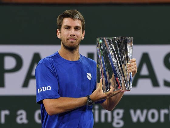 Bilder des Jahres 2021, Sport 10 Oktober Sport Themen der Woche KW41 Sport Bilder des Tages INDIAN WELLS, CA - OCTOBER 17: Cameron Norrrie of Great Britain with the winners trophy after defeating Nikoloz Basilashvili of Georgia to become the 2021 BNP Paribas Open Champion in a finals tennis match played on October 17, 2021 at the Indian Wells Tennis Garden in Indian Wells, CA. (Photo by John Cordes Icon Sportswire) TENNIS: OCT 17 BNP Paribas Open Icon506211017921