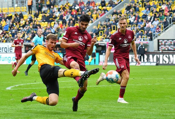 Sport Themen der Woche KW41 Sport Bilder des Tages v.l.: Christoph Daferner (Dresden) gegen Christopher Schindler (Nürnberg), 17.10.2021, Fussball, GER, Saison 2021 2022, 2. Bundesliga, 2. Liga, 10. Spieltag, Rudolf-Harbig-Stadion Dresden, SG Dynamo Dresden - 1. FC Nürnberg (Nuernberg), DFB AND DFL REGULATIONS PROHIBIT ANY USE OF PHOTOGRAPHS as IMAGE SEQUENCES and or QUASI-VIDEO, *** v l Christoph Daferner Dresden vs Christopher Schindler Nürnberg , 17 10 2021, Fussball, GER, Saison 2021 2022, 2 Bundesliga, 2 Liga, 10 Spieltag, Rudolf Harbig Stadion Dresden, SG Dynamo Dresden 1 FC Nürnberg Nuernberg , DFB AND DFL REGULATIONS PROHIBIT ANY USE OF PHOTOGRAPHS as IMAGE SEQUENCES and or QUASI VIDEO,