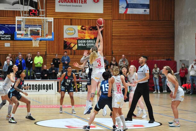 Basketball - DBBL - 05. Spieltag GiroLive Panthers Osnabrück - Eisvögel USC Freiburg am 17.10.2021 in der OSC Halle in Osnabrück GiroLive Panthers gewinnen den Hochball