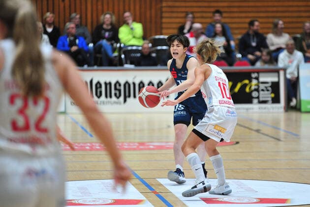 Basketball - DBBL - 05. Spieltag GiroLive Panthers Osnabrück - Eisvögel USC Freiburg am 17.10.2021 in der OSC Halle in Osnabrück Shiori Yasuma (Freiburg) im Zweikampf mit Jenny Strozyk (Osnabrück)