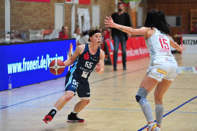 Basketball - DBBL - 05. Spieltag GiroLive Panthers Osnabrück - Eisvögel USC Freiburg am 17.10.2021 in der OSC Halle in Osnabrück Pauline Mayer (Freiburg) im Zweikampf mit Milica Cuic (Osnabrück)