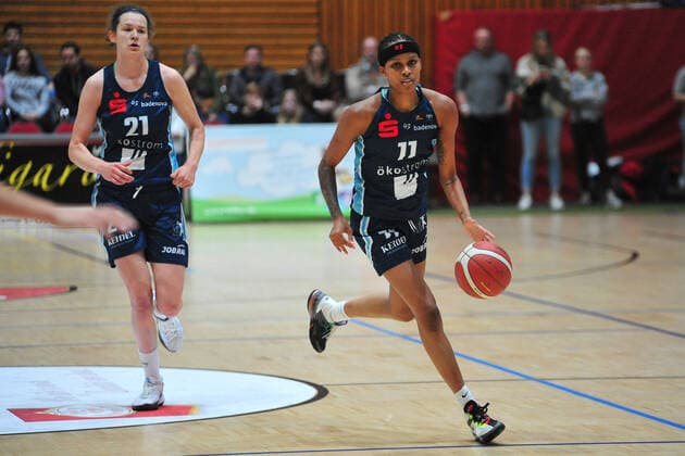 Basketball - DBBL - 05. Spieltag GiroLive Panthers Osnabrück - Eisvögel USC Freiburg am 17.10.2021 in der OSC Halle in Osnabrück Hannah Little (Freiburg) beim Spielaufbau