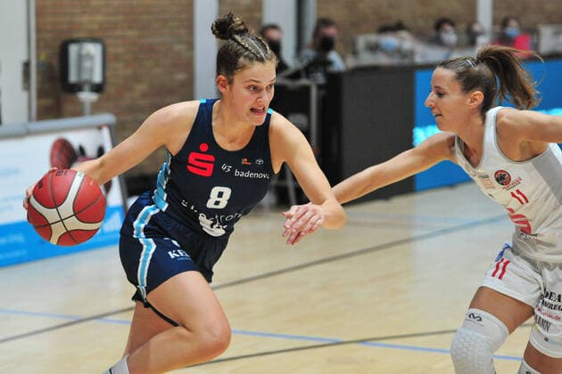 Basketball - DBBL - 05. Spieltag GiroLive Panthers Osnabrück - Eisvögel USC Freiburg am 17.10.2021 in der OSC Halle in Osnabrück Luisa Nufer (Freiburg) im Zweikampf mit Eva Rupnik (Osnabrück)