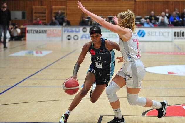 Basketball - DBBL - 05. Spieltag GiroLive Panthers Osnabrück - Eisvögel USC Freiburg am 17.10.2021 in der OSC Halle in Osnabrück Hannah Little (Freiburg) im Zweikampf mit Emma Eichmeyer (Osnabrück)