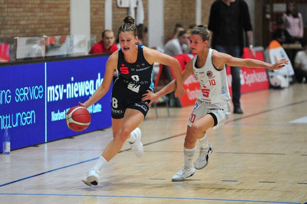 Basketball - DBBL - 05. Spieltag GiroLive Panthers Osnabrück - Eisvögel USC Freiburg am 17.10.2021 in der OSC Halle in Osnabrück Luisa Nufer (Freiburg) im Zweikampf mit Jenny Strozyk (Osnabrück)