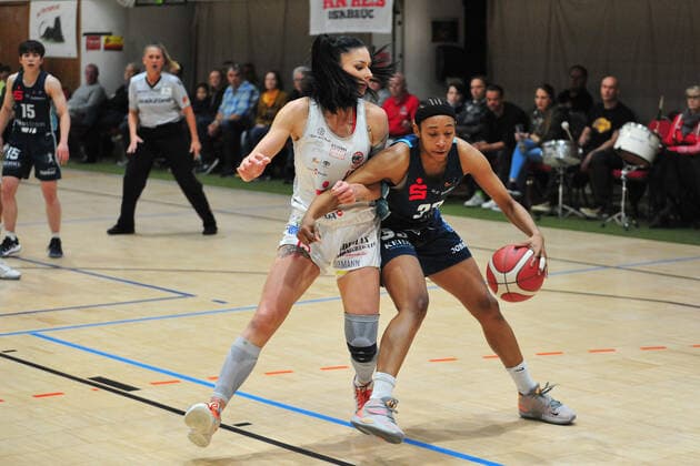 Basketball - DBBL - 05. Spieltag GiroLive Panthers Osnabrück - Eisvögel USC Freiburg am 17.10.2021 in der OSC Halle in Osnabrück Christa Reed (Freiburg) im Zweikampf mit Milica Cuic (Osnabrück)