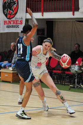 Basketball - DBBL - 05. Spieltag GiroLive Panthers Osnabrück - Eisvögel USC Freiburg am 17.10.2021 in der OSC Halle in Osnabrück Samantha Führing Fuehring (Osnabrück) im Zweikampft mit Hannah Little (Freiburg)