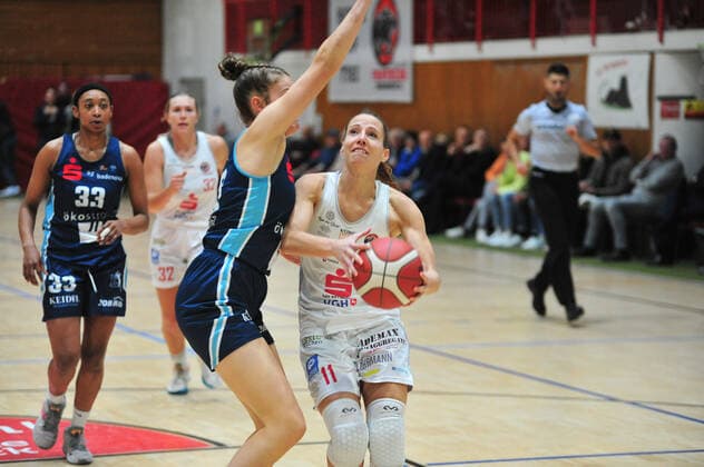 Basketball - DBBL - 05. Spieltag GiroLive Panthers Osnabrück - Eisvögel USC Freiburg am 17.10.2021 in der OSC Halle in Osnabrück Eva Rupnik (Osnabrück) im Zweikampft mit Luisa Nufer (Freiburg)