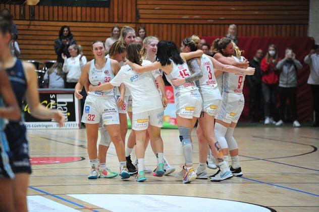 Basketball - DBBL - 05. Spieltag GiroLive Panthers Osnabrück - Eisvögel USC Freiburg am 17.10.2021 in der OSC Halle in Osnabrück GiroLive Panthers feiern Sieg gegen Freiburg