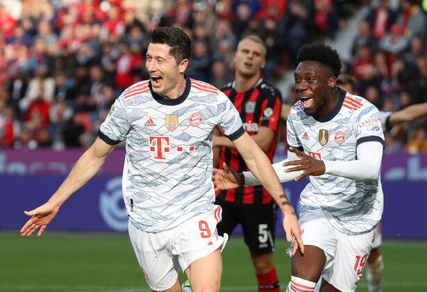 Sport Themen der Woche KW41 Sport Bilder des Tages (211018) -- LEVERKUSEN, Oct. 18, 2021 -- Robert Lewandowski (L) of Bayern Munich celebrates after scoring during the German Bundesliga match between Leverkusen and Bayern Munich in Leverkusen, Germany, Oct. 17, 2021. (Photo by Xinhua) (SP)GERMANY-LEVERKUSEN-FOOTBALL-BUNDESLIGA-LEVERKUSEN VS BAYERN MUNICH JoachimxBywaletz 