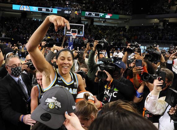 October 17, 2021: Chicago Sky s Candace Parker and her teammates celebrate after winning the WNBA, Basketball Damen, USA championship, 80-74, against the Phoenix Mercury on Sunday, Oct. 17, 2021, at Wintrust Arena in Chicago. - ZUMAm67_ 0138839390st Copyright: xStaceyxWescottx