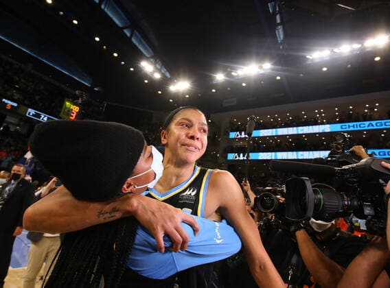 October 17, 2021: Chicago Sky player Candace Parker after winning the WNBA, Basketball Damen, USA championship, 80-74, against the Phoenix Mercury on Sunday, Oct. 17, 2021, at Wintrust Arena in Chicago. - ZUMAm67_ 0138839392st Copyright: xStaceyxWescottx