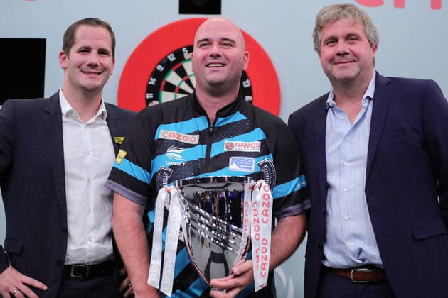 Bilder des Jahres 2021, Sport 10 Oktober Sport Themen der Woche KW41 Sport Bilder des Tages DARTS - PDC European Championship, EM, Europameisterschaft 2021 SALZBURG,AUSTRIA,17.OCT.21 - DARTS - PDC European Championship. Image shows Alexander Saam (Interwetten), Rob Cross (ENG) and Werner von Molke (PDC). keywords: trophy.  GEPAxpictures xDavidxGeieregger