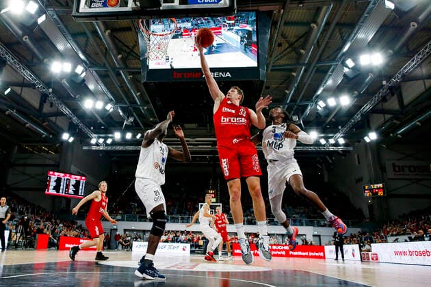 Mitte Patrick Heckmann (Brose Bamberg, 33) Links Osasumwen Osaghae (MLP Academics Heidelberg, 29) Rechts Robert Lowery (MLP Academics Heidelberg, 03) Brose Bamberg - MLP Academics Heidelberg - easyCredit-BBL - Basketball Bundesliga Saison 2021 22 Spieltag 4, 17.10.2021 Bamberg, Brose Arena Copyright: DanielxLöb