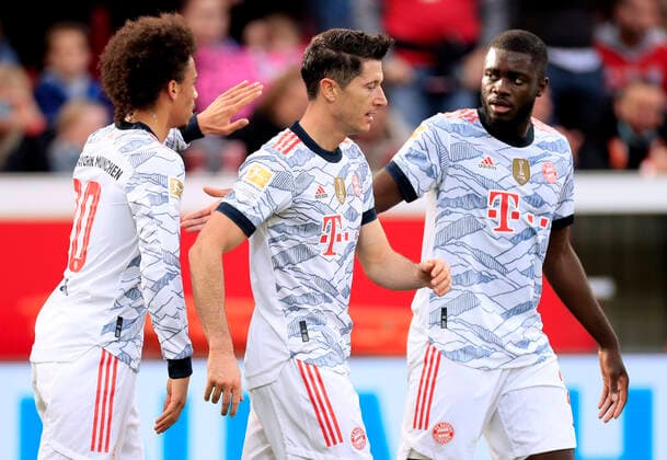 LEWANDOWSKI Robert Team FC Bayern Muenchen Jubel mit SANE Leroy und UPAMECANO Dayot 1. Fussball Bundesliga Saison 2021- 2022 Spiel Bayer 04 Leverkusen - FC Bayern Muenchen 1 : 5 am 17 10. 2021 in Leverkusen DFL REGULATIONS PROHIBIT ANY USE OF PHOTOGRAPHS as IMAGE SEQUENCES and or QUASI-VIDEO
