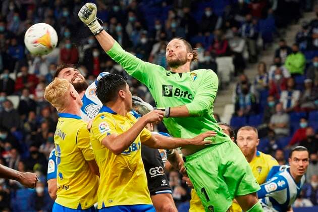 Sport Themen der Woche KW42 Sport Bilder des Tages Espanyol s midfielder David Lopez (2-L) in action against Cadiz s goalkeeper Jeremias Ledesma (R) during the Spanish LaLiga soccer match between RCD Espanyol and Cadiz CF held at RCDEstadium in Barcelona, Spain, 18 October 2021. RCD Espanyol vs Cadiz CF !ACHTUNG: NUR REDAKTIONELLE NUTZUNG!  Copyright: xAlejandroxGarciax GRAF5130 20211018-9088d0b1db86eabfc70705b4502a56846eec26be