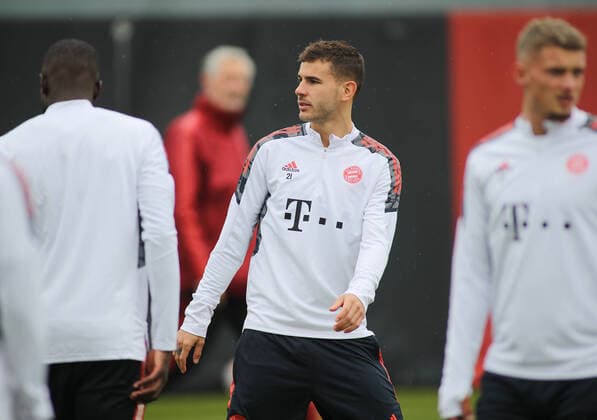 Sport Themen der Woche KW42 Sport Bilder des Tages München, Deutschland 19. Oktober 2021: Fussball, Herren, 1.Liga, Saison 2021 2022, FC Bayern München, Säbener Strasse, Trainingsgelände, Abschlusstraining Lucas Hernandez (FC Bayern München) DFB regulations prohibit any use of photographs as image sequences and or quasi-video *** Munich, Germany 19 October 2021 Football, Men, 1 Liga, 2021 2022 season, FC Bayern Munich, Säbener Strasse, training ground, final training Lucas Hernandez FC Bayern Munich DFB regulations prohibit any use of photographs as image sequences and or quasi video