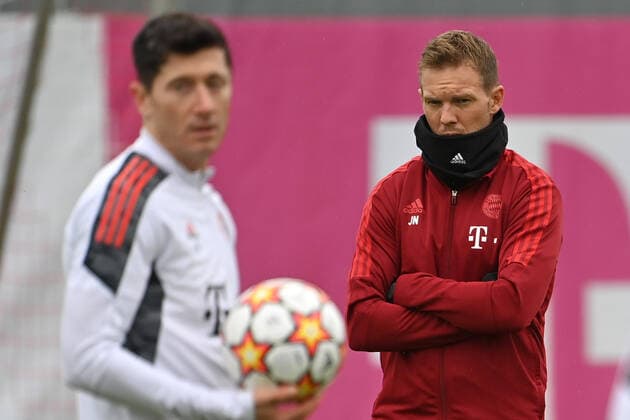 Trainer Julian NAGELSMANN (Bayern Muenchen)-vorne: Robert LEWANDOWSKI (Bayern Muenchen). Fussball Champions League Benfica Lissabon - FC Bayern Muenchen,Abschlusstraining am 19.10.2021