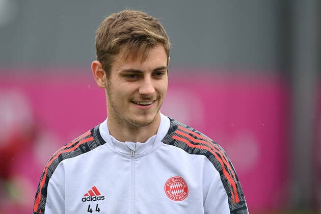 Josip STANISIC (Bayern Muenchen), Aktion,Einzelbild,angeschnittenes Einzelmotiv,Portraet,Portrait,Porträt. Fussball Champions League Benfica Lissabon - FC Bayern Muenchen,Abschlusstraining am 19.10.2021