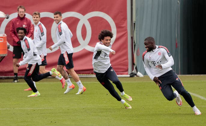 19.10.2021, Abschlusstraining FC Bayern Muenchen, Saebenerstrasse Muenchen, Fussball, im Bild: Maximilian Pelka (FCB), Omar Richards (FCB), Stanisic (FCB), Lucas Hernandez (FCB) schauen auf Leroy Sane (FCB) und Dayot Upamecano (FCB)
