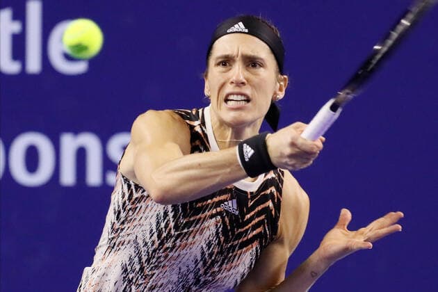 VTB Kremlin Cup 2021 International Tennis Tournament Andrea Petkovic of Germany returns the ball to Jelena Ostapenko of Latvia during the women s singles Round of 32 tennis match of the WTA, Tennis Damen 500 VTB Kremlin Cup 2021 International Tennis Tournament at the Luzhniki Palace of Sports on October 19, 2021 in Moscow, Russia. Moscow Russia  Copyright: xMikexKireevx kireev-notitle211019_npu25