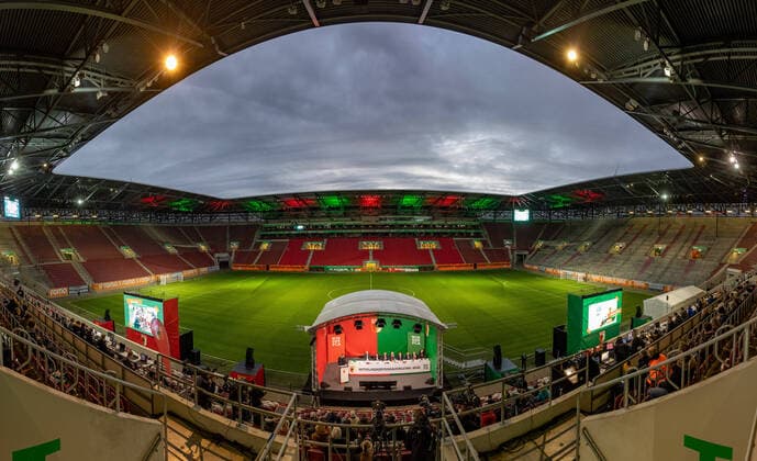 Sport Themen der Woche KW42 Sport Bilder des Tages JHV in ungewöhnlicher Kulisse in der WWK-Arena, die Mitglieder sitzen auf der Tribüne; FC Augsburg Jahreshauptversammlung 2021 *** AGM in an unusual setting at the WWK Arena, members sit in the stands FC Augsburg Annual General Meeting 2021