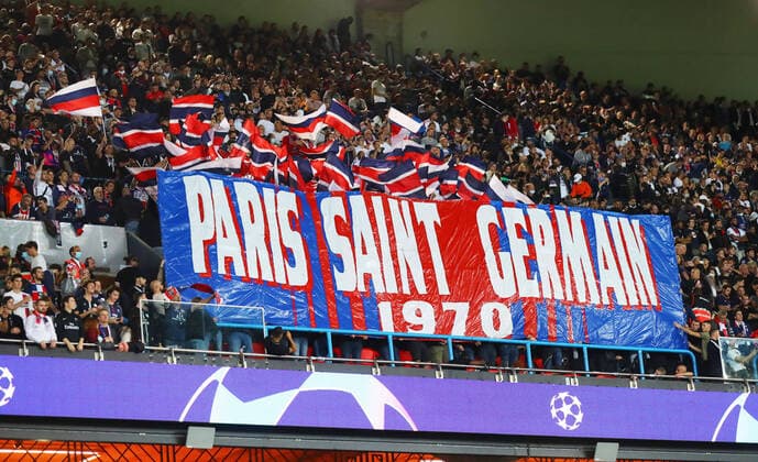 Sport Bilder des Tages Paris SG - RB Leipzig 19.10.2021 Paris, 19.10.2021, Parc des Princes, Fussball, UEFA Champions League, Gruppe A, 3. Spieltag , FC Paris Saint-Germain vs. RB Leipzig , Im Bild: Fans von Paris. , UEFA regulations prohibit any use of photographs as image sequences and or quasi-video ,
