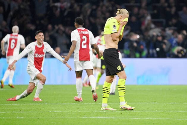 Bilder des Jahres 2021, Sport 10 Oktober Sport Themen der Woche KW42 Sport Bilder des Tages Amsterdam, Amsterdam Arena, 19.10.21, NL, Herren, UEFA Champions League, Saison 2021-2022, Ajax Amsterdam - Borussia Dortmund Bild: Erling Haaland (Dortmund) unzufrieden nach dem Tor zum 4:0 Nur fuer journalistische Zwecke! Only for editorial use! Gemaess den Vorgaben der DFL Deutsche Fußball Liga ist es untersagt, in dem Stadion und oder vom Spiel angefertigte Fotoaufnahmen in Form von Sequenzbildern und oder videoaehnlichen Fotostrecken zu verwerten bzw. verwerten zu lassen. DFL regulations prohibit any use of photographs as image sequences and or quasi-video. Niederlande *** Amsterdam, Amsterdam Arena, 19 10 21, NL, Men, UEFA Champions League, Season 2021 2022, Ajax Amsterdam Borussia Dortmund picture Erling Haaland Dortmund unhappy after goal to 4 0 Only for journalistic use Only for editorial use According to the regulations of the DFL Deutsche Fußball Liga it is prohibited to exploit or have exploited photographs taken in the stadium and or from the game in the form of sequence images and or video-like photo series DFL regulations prohibit any use of photographs as image sequences and or quasi video Netherlands