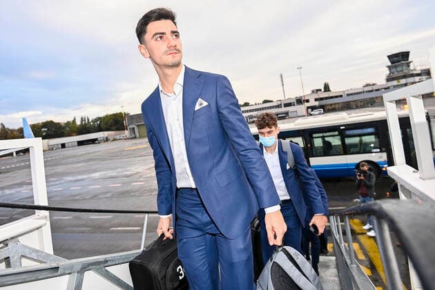 Antwerp s Jelle Bataille pictured at at the departure of Belgian soccer team Royal Antwerp FC, at Antwerp airport, Wednesday 20 October 2021, on the way to Istanbul, Turkey, ahead of tomorrow s Europa League game against Turkish soccer team Fenerbahce SK, on the third day (out of six) in Group D of the UEFA Europa League group stage. LAURIExDIEFFEMBACQ  x3117856x