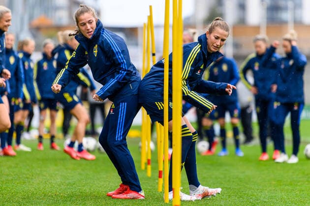 Sport Themen der Woche KW42 Sport Bilder des Tages 211020 Filippa Angeldahl and Emma Berglund of the Swedish women s national football team during a training session on October 20, 2021 in Dublin. Photo: Ludvig Thunman BILDBYRAN kod LT LT0210 fotboll football soccer fotball vm-kval kval fifa women s world cup qualifier qualifier träning presskonferens training practice press conference, PK, Pressekonferenz sverige sweden dam bbeng *** 211020 Filippa Angeldahl and Emma Berglund of the Swedish women s national football team during a training session on October 20, 2021 in Dublin Photo Ludvig Thunman BILDBYRAN kod LT LT0210 fotboll football soccer fotball vm kval kval fifa women s world cup qualifier qualifier träning presskonferens training practice press conference sweden sweden dam bbeng,  Copyright: LUDVIGxTHUNMAN BB211020LT006