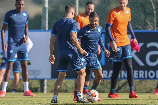 Football, EL, SSC Napoli training SSC Napoli s German midfielder Diego Demme challenges for the ball with SSC Napoli s Italian striker Lorenzo Insigne during training the day before the europa league match SSC Napoli - Legia Warsaw, at the Konami training center Castel Volturno, Caserta, southern Italy, on October 20, 2021. ABPH0138_2 Copyright: xAntonioxBalascox
