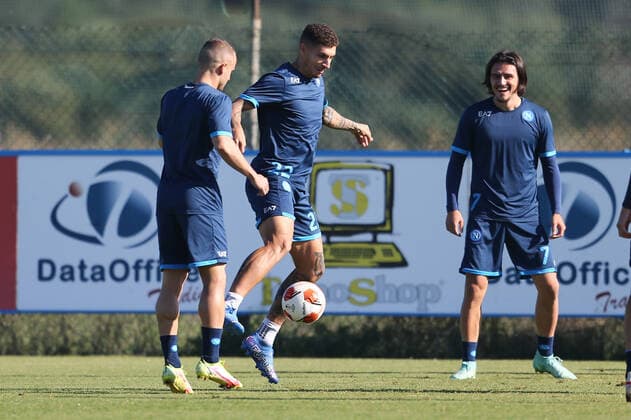 Football, EL, SSC Napoli training SSC Napoli s Italian defender Giovanni Di Lorenzo controls the ball during training the day before the europa league match SSC Napoli - Legia Warsaw, at the Konami training center Castel Volturno, Caserta, southern Italy, on October 20, 2021. ABPH0209 Copyright: xAntonioxBalascox