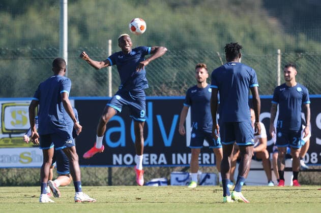 Football, EL, SSC Napoli training SSC Napoli s Nigerian striker Victor Osimhen controls the ball during training the day before the europa league match SSC Napoli - Legia Warsaw, at the Konami training center Castel Volturno, Caserta, southern Italy, on October 20, 2021. ABPH0254 Copyright: xAntonioxBalascox