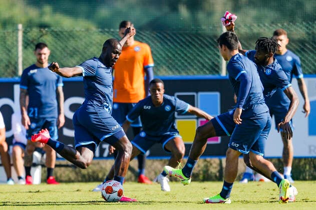 Football, EL, SSC Napoli training SSC Napoli s Senegalese defender Kalidou Koulibaly (L) challenges for the ball with SSC Napoli s Cameroonian striker Andre Zambo Anguissa during training the day before the europa league match SSC Napoli - Legia Warsaw, at the Konami training center Castel Volturno, Caserta, southern Italy, on October 20, 2021. ABPH0262_1 Copyright: xAntonioxBalascox