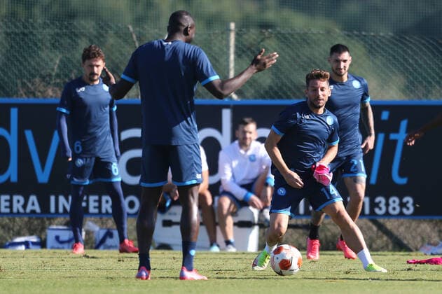 Football, EL, SSC Napoli training SSC Napoli s Belgium striker Dries Mertens controls the ball during training the day before the europa league match SSC Napoli - Legia Warsaw, at the Konami training center Castel Volturno, Caserta, southern Italy, on October 20, 2021. ABPH0266 Copyright: xAntonioxBalascox