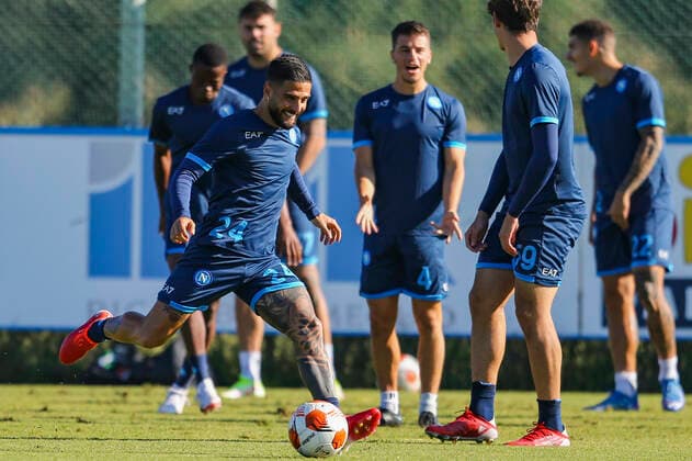 Football, EL, SSC Napoli training SSC Napoli s Italian striker Lorenzo Insigne controls the ball during training the day before the europa league match SSC Napoli - Legia Warsaw, at the Konami training center Castel Volturno, Caserta, southern Italy, on October 20, 2021. ABPH0286_1 Copyright: xAntonioxBalascox