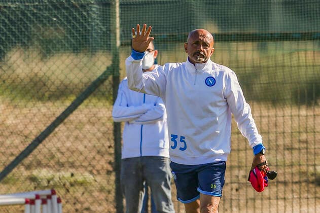 Football, EL, SSC Napoli training SSC Napoli s Italian coach Luciano Spalletti gesticulate during training the day before the europa league match SSC Napoli - Legia Warsaw, at the Konami training center Castel Volturno, Caserta, southern Italy, on October 20, 2021. ABPH0335_1_1 Copyright: xAntonioxBalascox