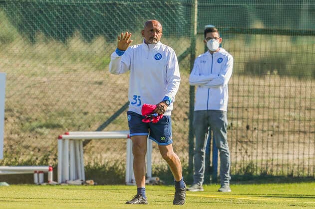 Football, EL, SSC Napoli training SSC Napoli s Italian coach Luciano Spalletti gesticulate during training the day before the europa league match SSC Napoli - Legia Warsaw, at the Konami training center Castel Volturno, Caserta, southern Italy, on October 20, 2021. ABPH0348_1_1 Copyright: xAntonioxBalascox