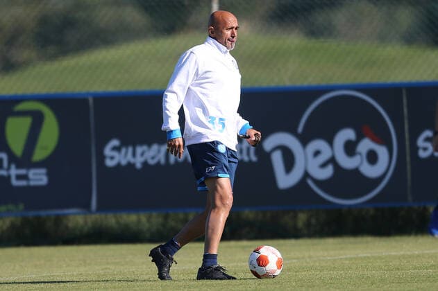 Football, EL, SSC Napoli training SSC Napoli s Italian coach Luciano Spalletti controls the ball during training the day before the europa league match SSC Napoli - Legia Warsaw, at the Konami training center Castel Volturno, Caserta, southern Italy, on October 20, 2021. ABPH0376 Copyright: xAntonioxBalascox