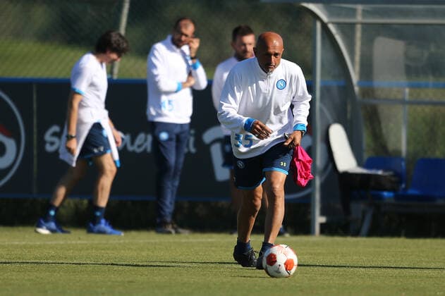 Football, EL, SSC Napoli training SSC Napoli s Italian coach Luciano Spalletti controls the ball during training the day before the europa league match SSC Napoli - Legia Warsaw, at the Konami training center Castel Volturno, Caserta, southern Italy, on October 20, 2021. ABPH0385 Copyright: xAntonioxBalascox